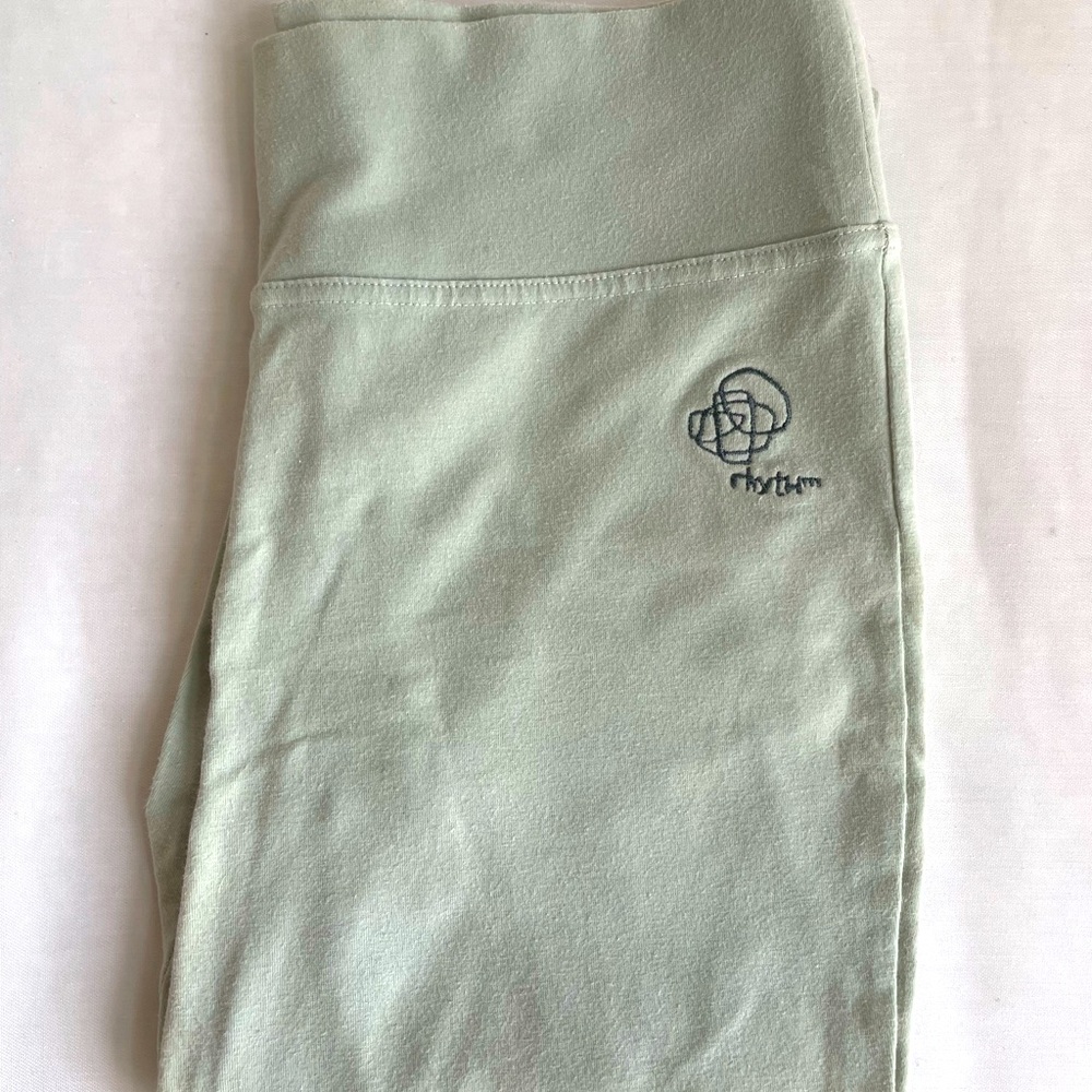 Patagonia mint green crop workout pants. Crops below the knee.